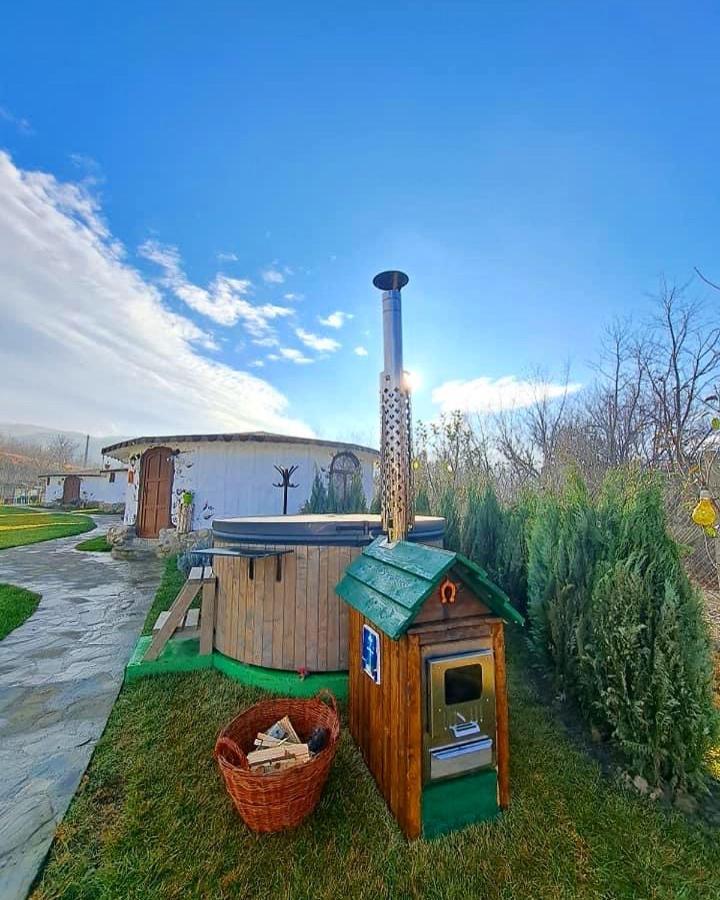 Satul Cu Flori Hotel Бузау Екстериор снимка