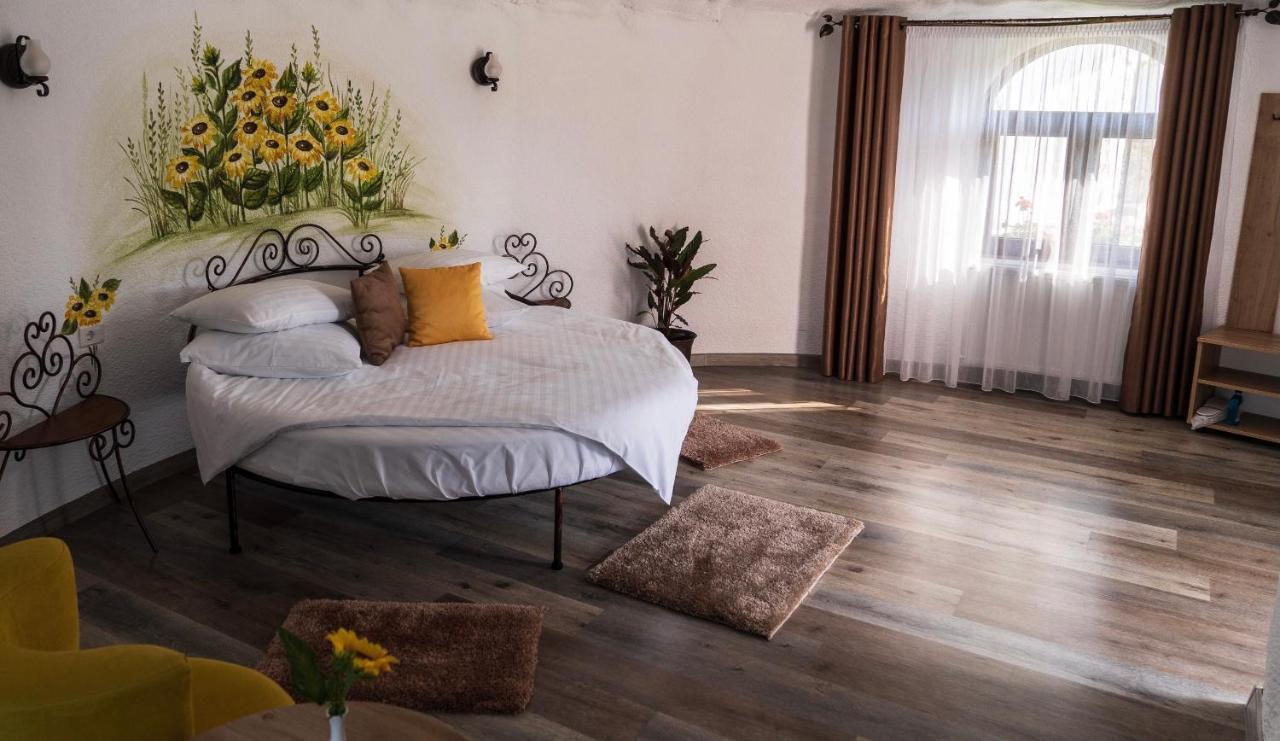 Satul Cu Flori Hotel Бузау Екстериор снимка